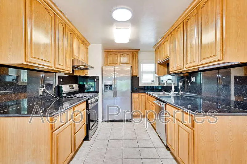 3 bed, 1.0 bath, 1000 sqft, $4,250 — Photo 4