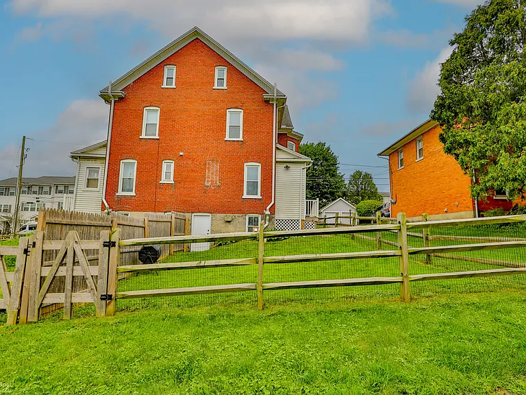421 Union St — Photo 42