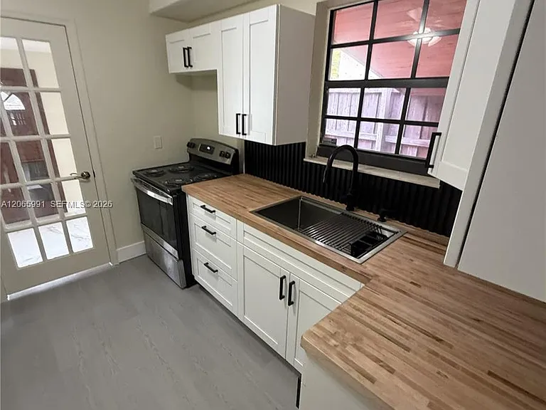 2424 SW 21st Ter #IN-LAW DETACHD — Photo 1