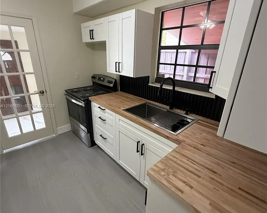 2424 SW 21st Ter #IN-LAW DETACHD