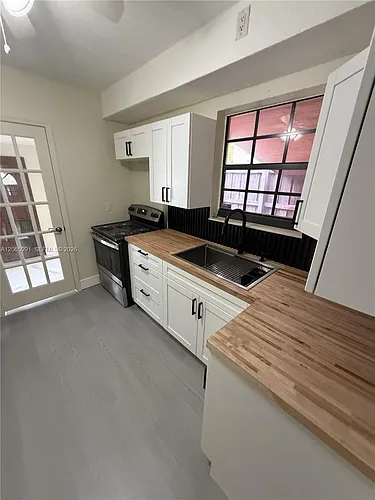 2424 SW 21st Ter #IN-LAW DETACHD Photo 1