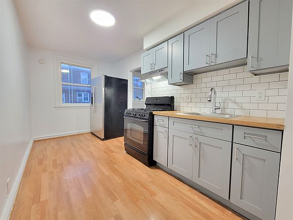 5th image of 1048 Rosalie St