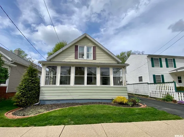 613 W Locust St, Bloomington, IL 61701