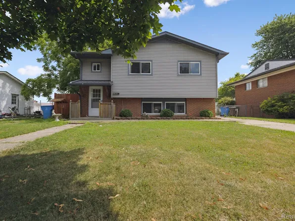 30011 Young Dr, Gibraltar, MI 48173