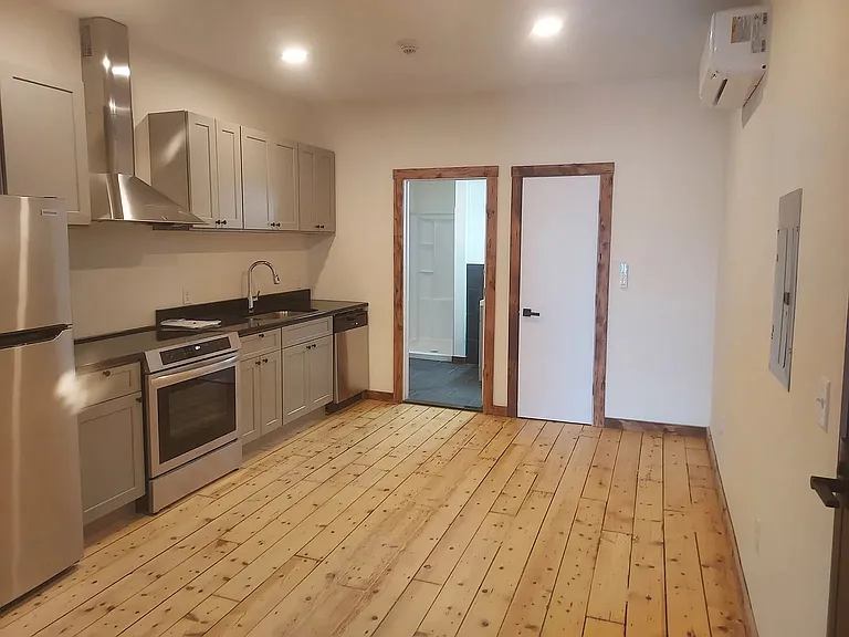 257 3rd St #2R — Photo 8