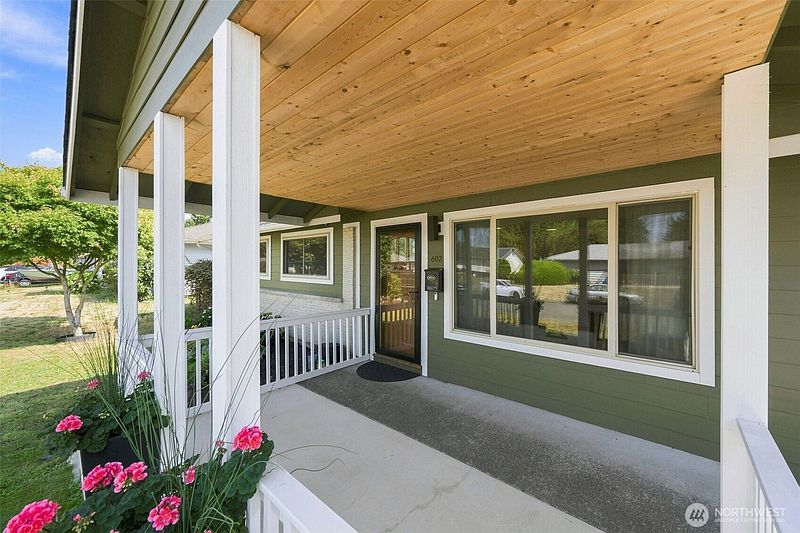 5th image of 602 22nd Street SE