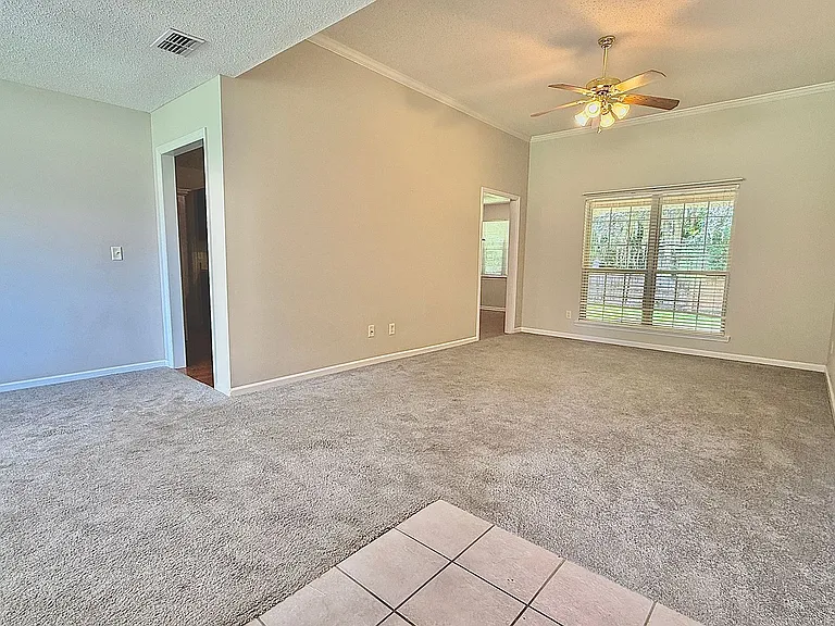 1130 Montclair Dr — Photo 2