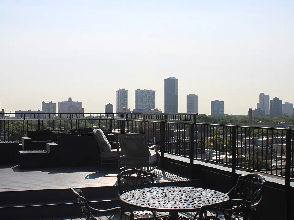 Relax with a good book, your favorite beverage, or even spend time with friends on Anderson Point's fabulous Sundeck!