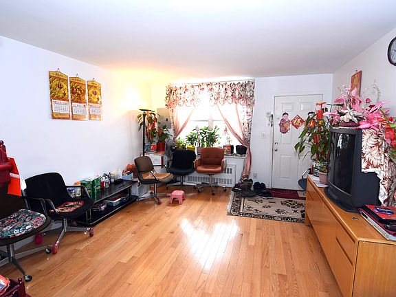 3rd image of 2860 W 20th St