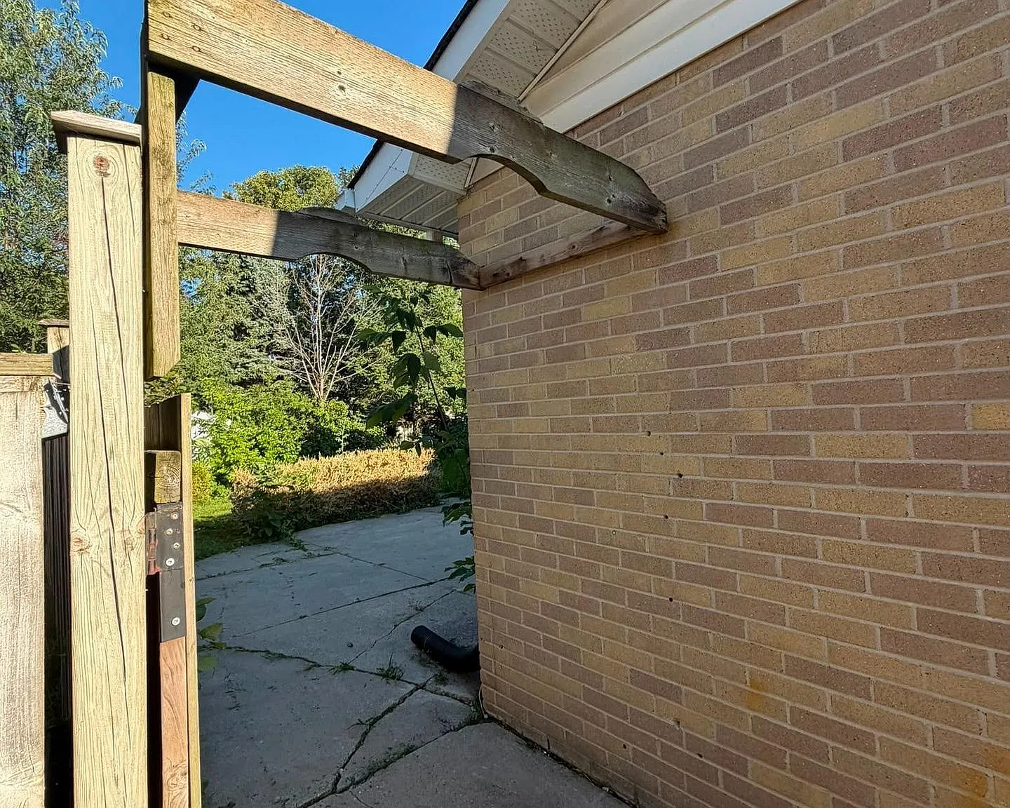 4 bed, $2,500 — Photo 2