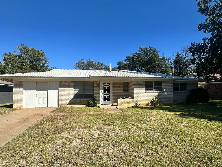 1747 N McCart St — Photo 1