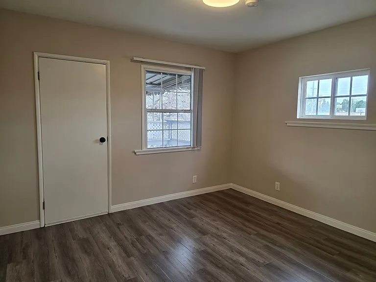 5547 Woodman Ave — Photo 17