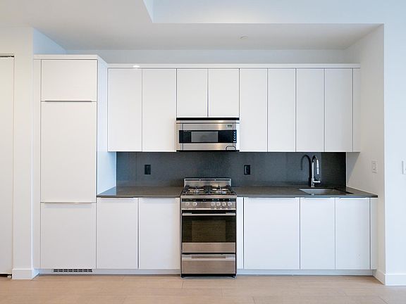 4th image of 180 Water St #706