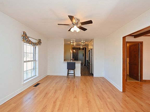 4th image of 939 Sunset Dr