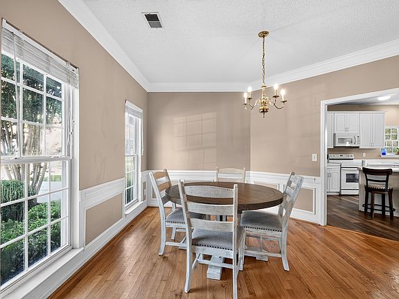 4th image of 406 Rosehaven Way