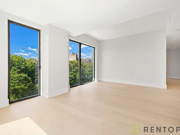 960 Franklin Ave #448 — Photo 9