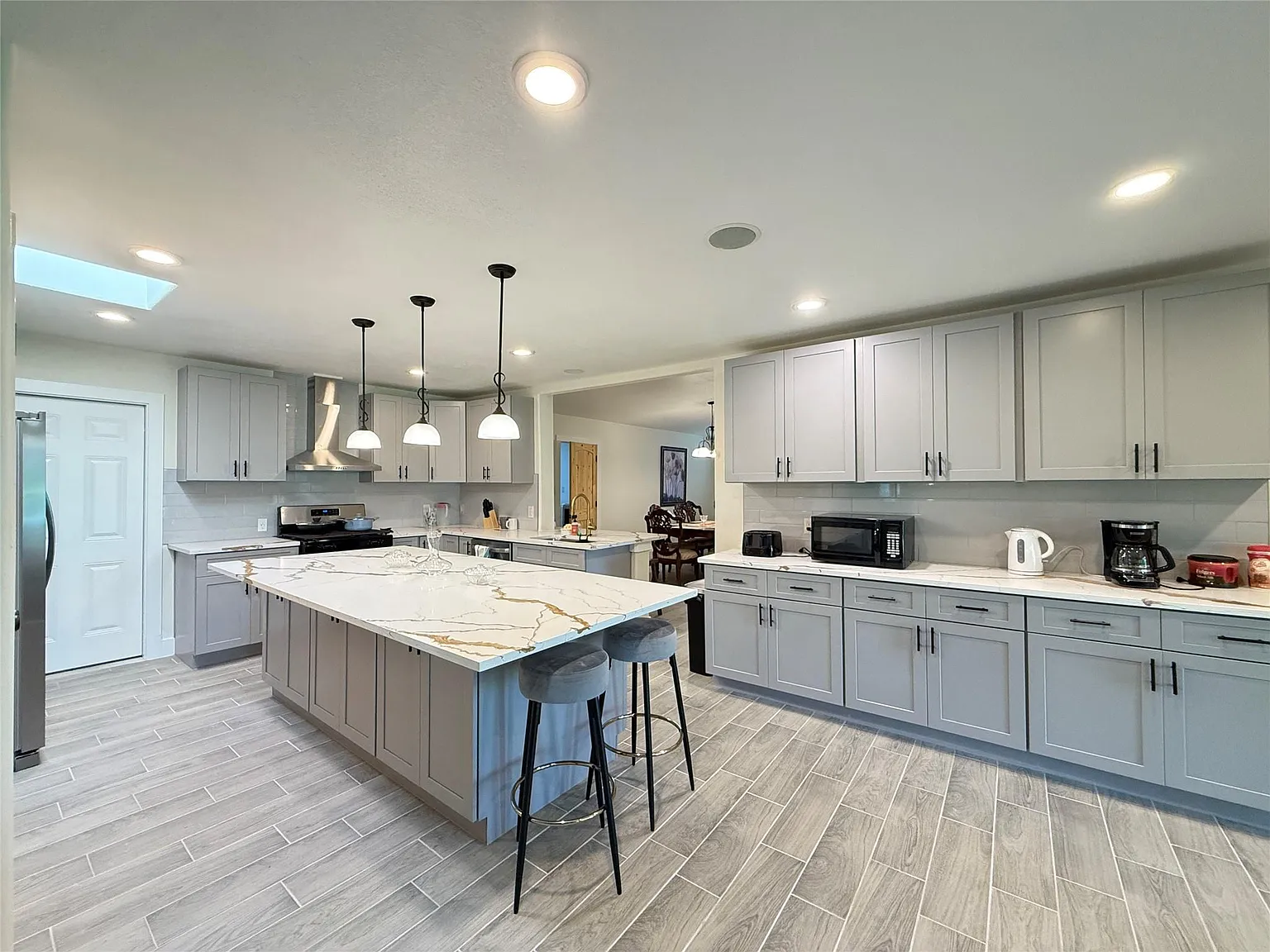 5 bed, 3.5 bath, 2065 sqft, $4,800 — Photo 4