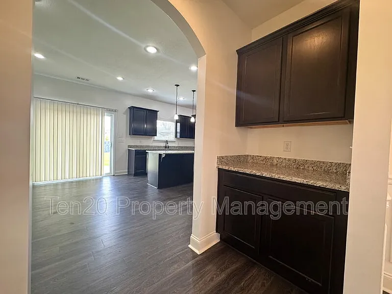 5037 Lexington Ln — Photo 8