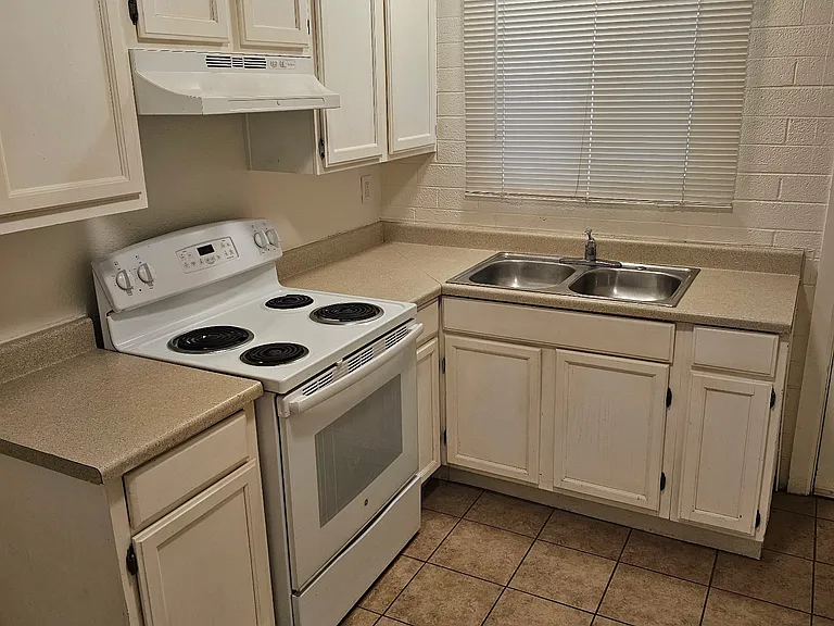 2425 W Montebello Ave #2 — Photo 6