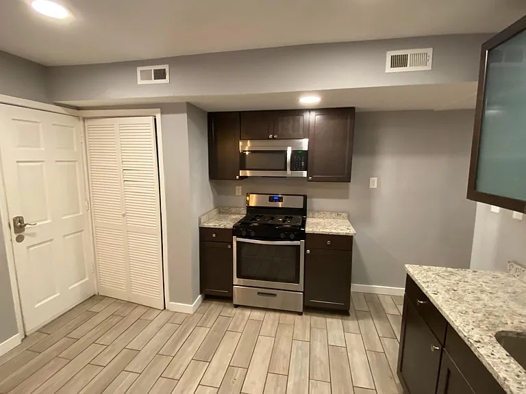 Stainless appliances & granite countertops