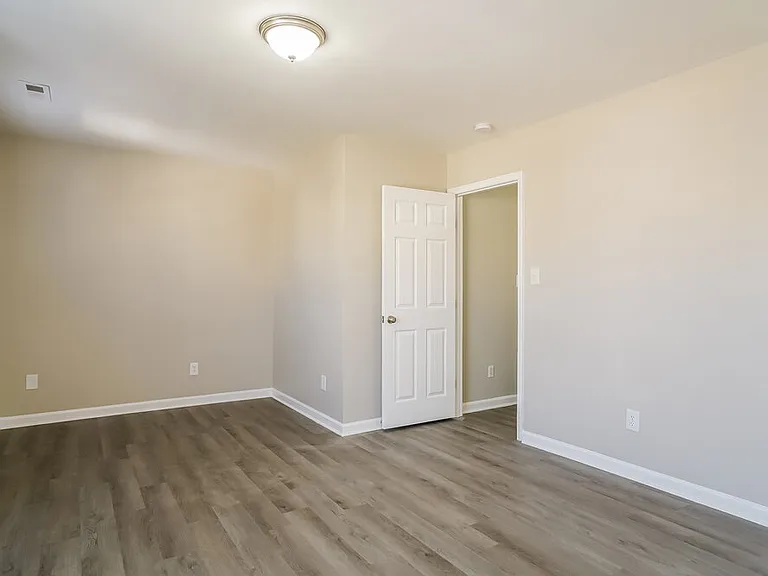 8039 Marsh Hollow Dr — Photo 14
