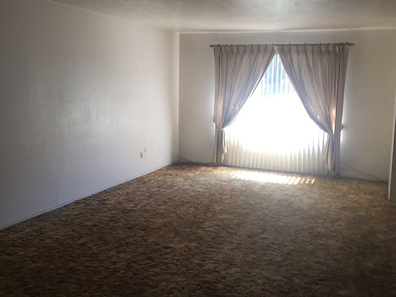 3rd image of 2715 Twin Lakes Ct
