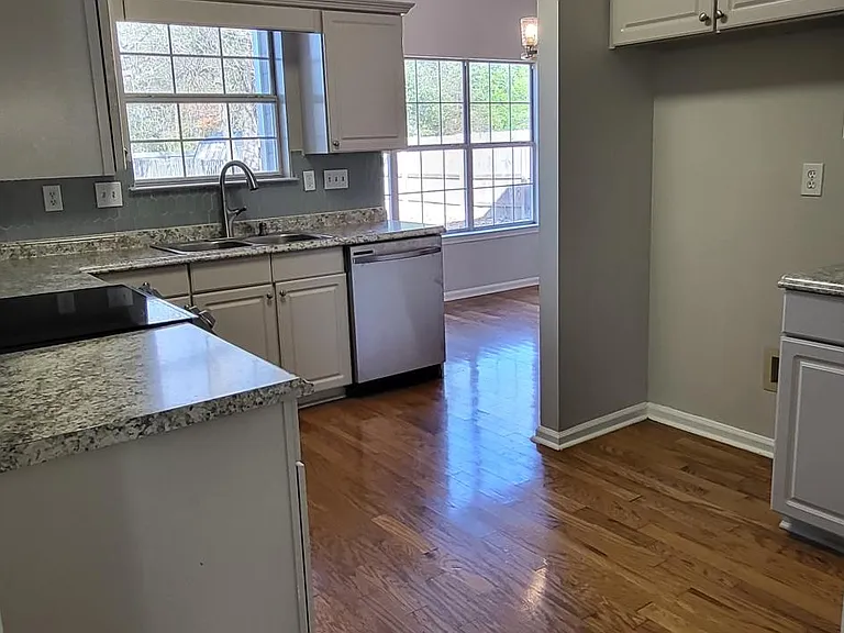 1118 Amberley Woods Dr — Photo 12