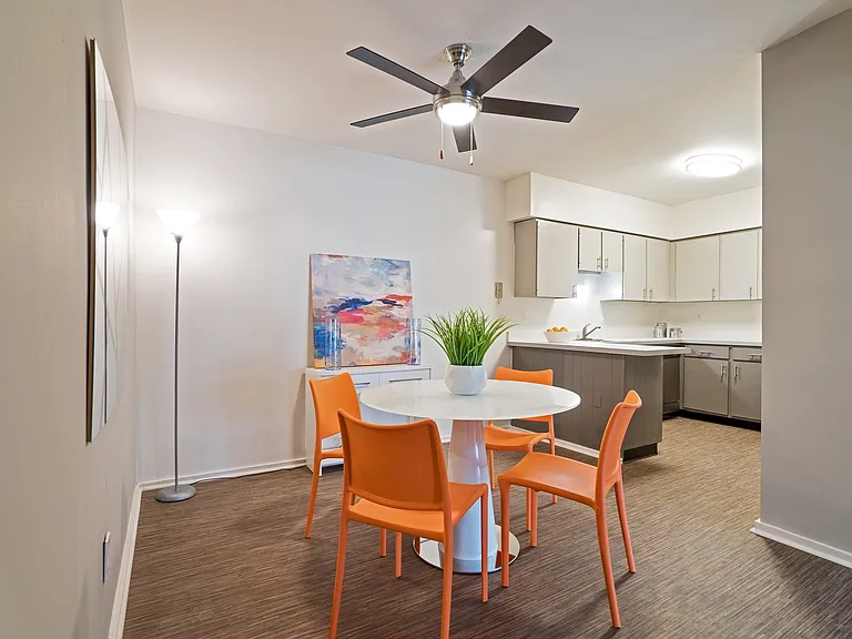 Modern Dining Room & Kitchen | Apartments For Rent Maryland Heights Missouri | Haven on The Lake