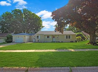 1123 S Stewart Ave, Freeport, IL 61032