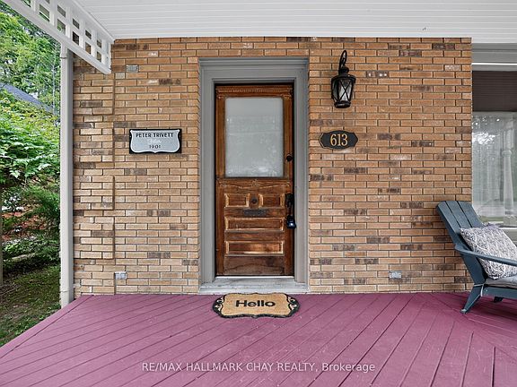 5th image of 613 Queen St