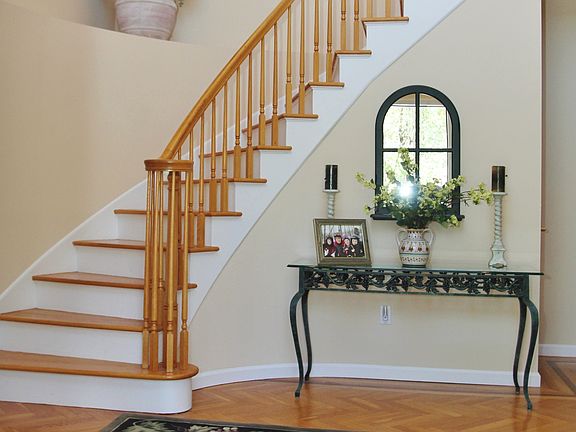 4th image of 7 Pond Hollow Ct