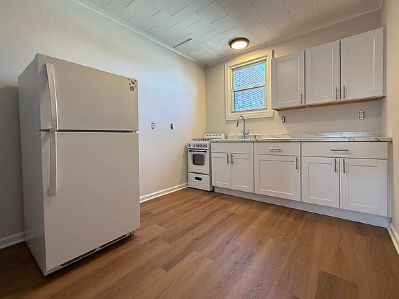 2nd image of 15 Waverly Pl #3