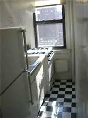 Rented by Siderow Residential Group | media 16