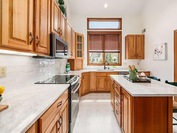 5th image of 582 Westbury Woods Ct