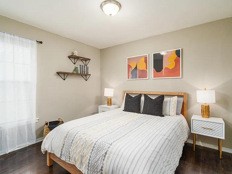 305 Laurelwood Dr — Photo 10