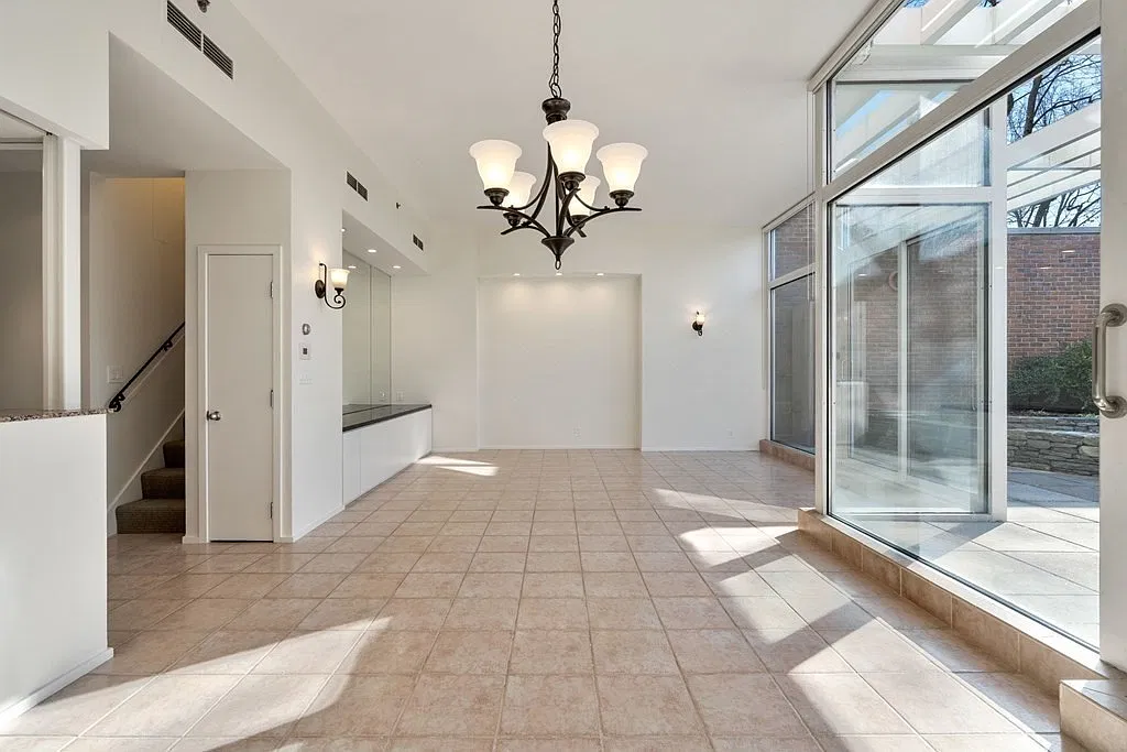 3 bed, 2.5 bath, 2074 sqft, $11,000 — Photo 3