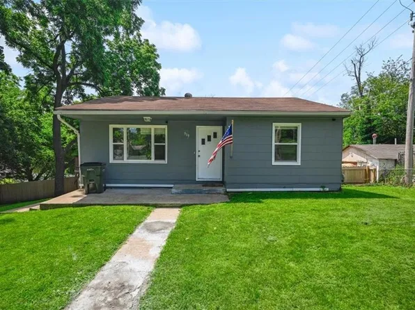919 Walnut St, Leavenworth, KS 66048