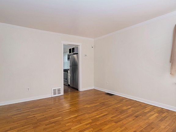 5th image of 187 Woodrow Ave S