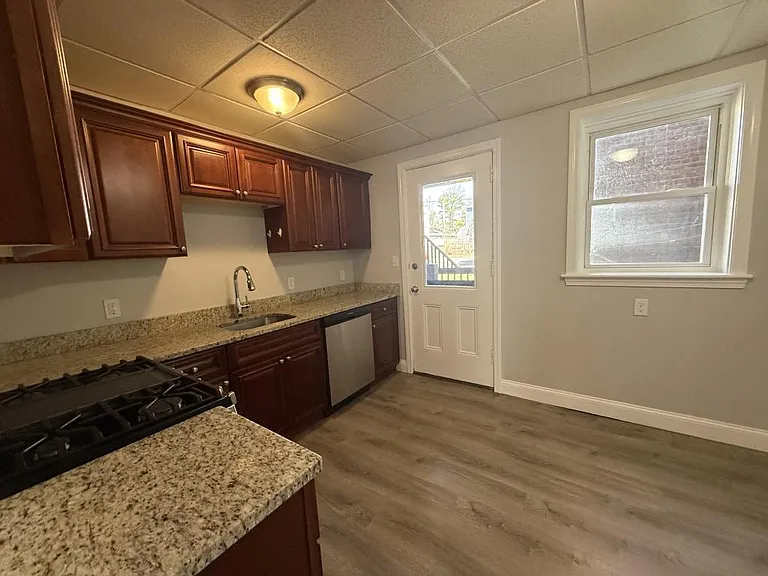 476 Locust St — Photo 3