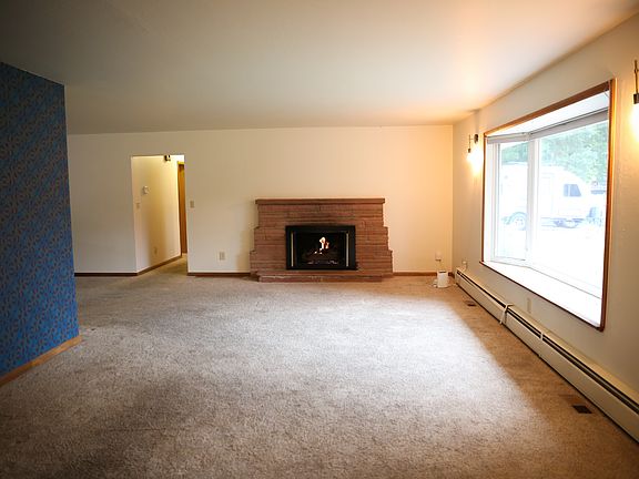 From entryway towards gas fireplace and hallway to bedrooms.