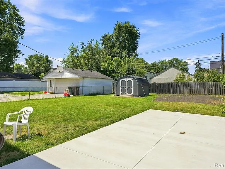 100 S Custer Ave — Photo 23