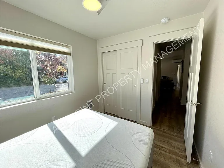 910 Poplar St — Photo 24