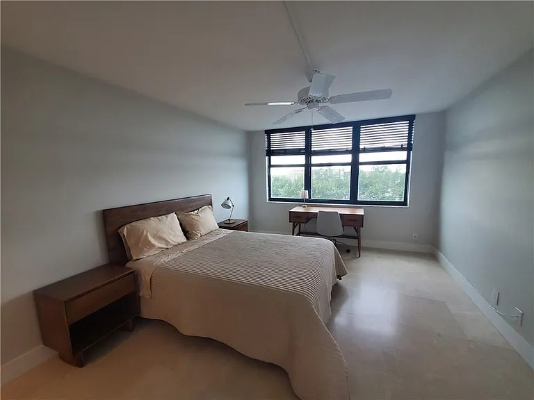 1401 N Riverside Dr #807 — Photo 28