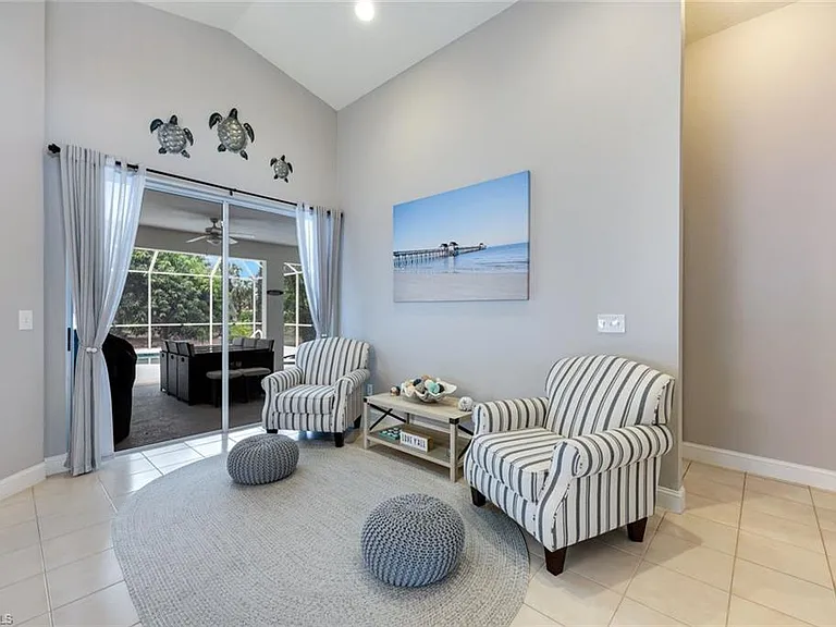 697 Crossfield Cir — Photo 3