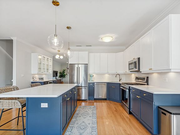 4th image of 1671 N Claremont Ave #10
