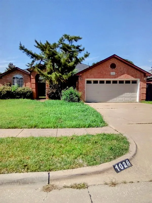 4 bed, 2.0 bath, 1981 sqft, $2,200 — Photo 1