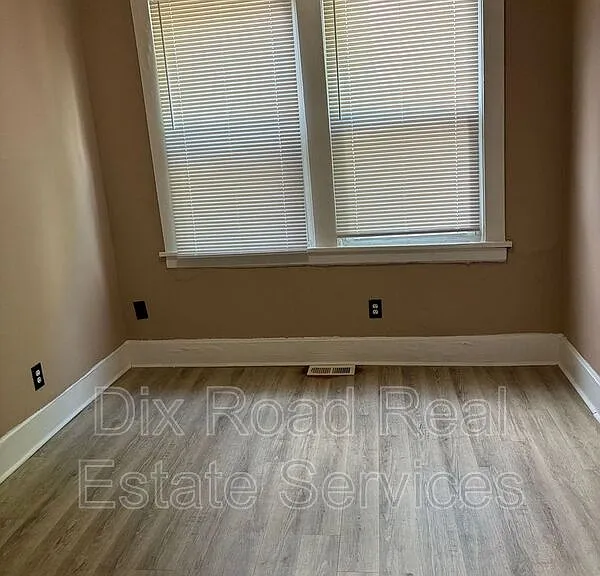 702 Baltimore St — Photo 4