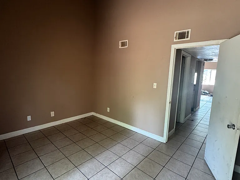 1860 Nekoma Ct — Photo 12