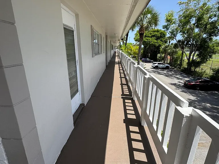 610 SE 2nd Ave #L27 — Photo 5