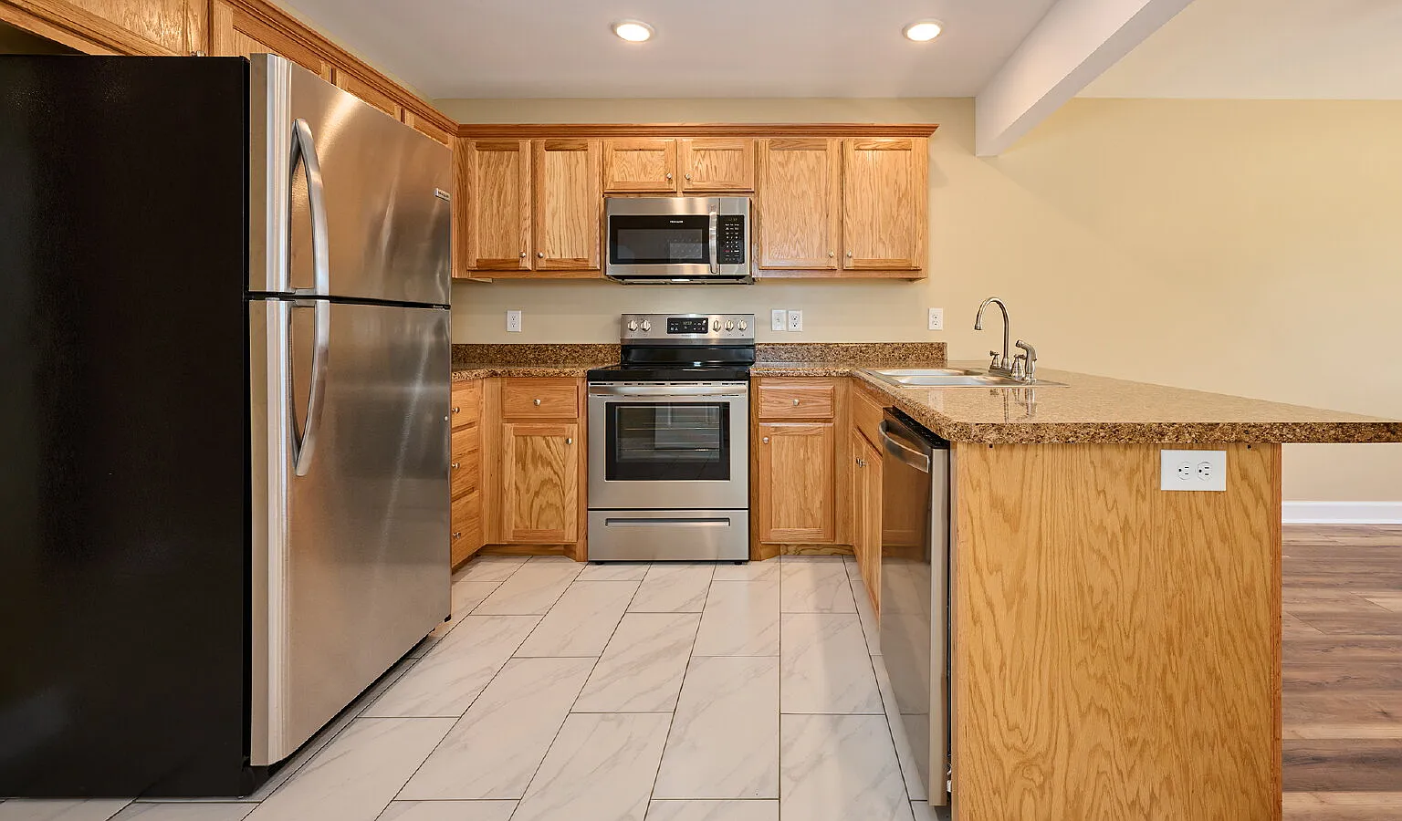 2 bed, 1.5 bath, 900 sqft, $1,300 — Photo 4